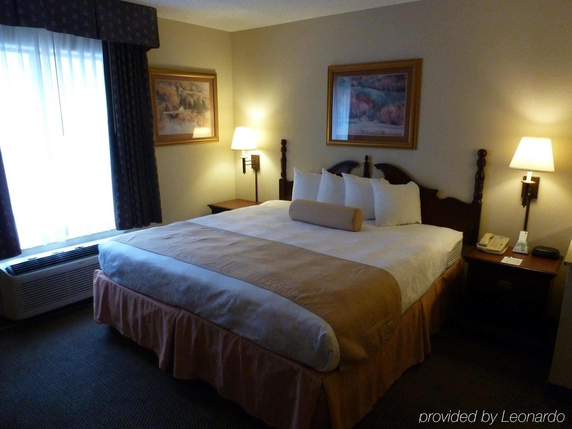 Holiday Inn Express & Suites Evansville North By Ihg Warrenton Room photo
